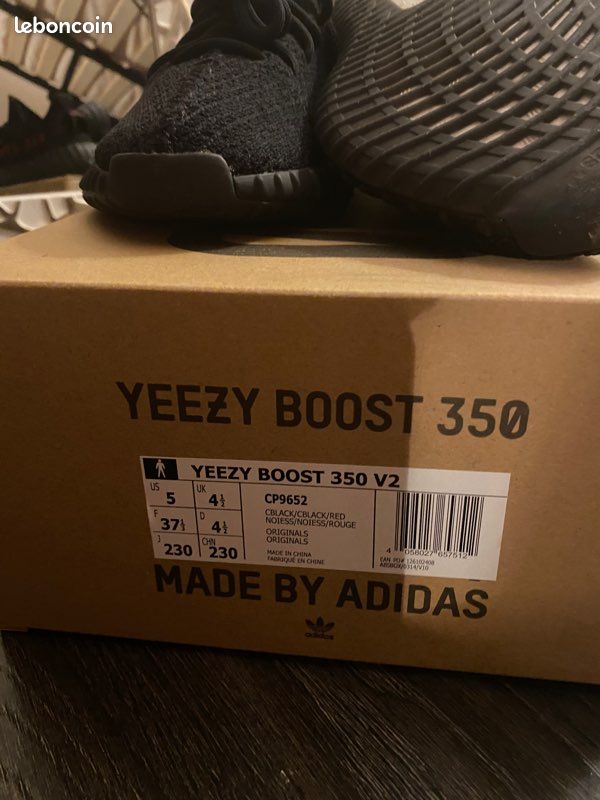 Yeezy boost 350 v2 black red (image 1)