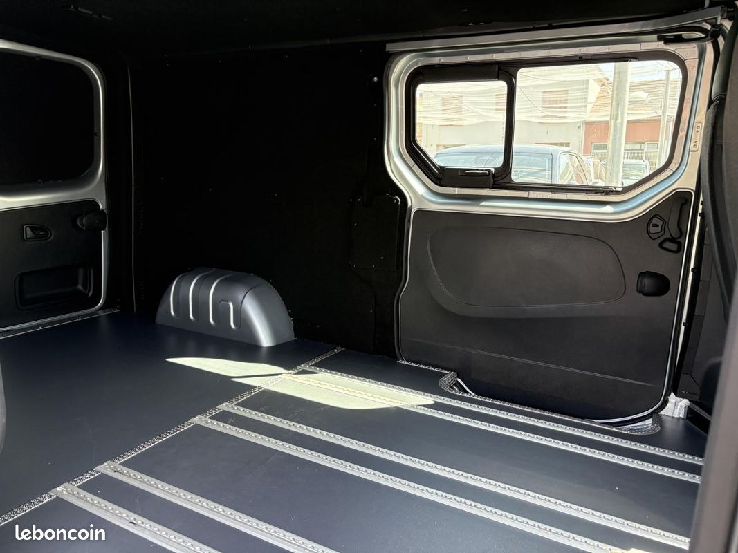 Renault trucks trafic l2h1 3t blue dci 150 bva9 double cabine sieges demontables 5pl gsr2 exclusive (image 23)