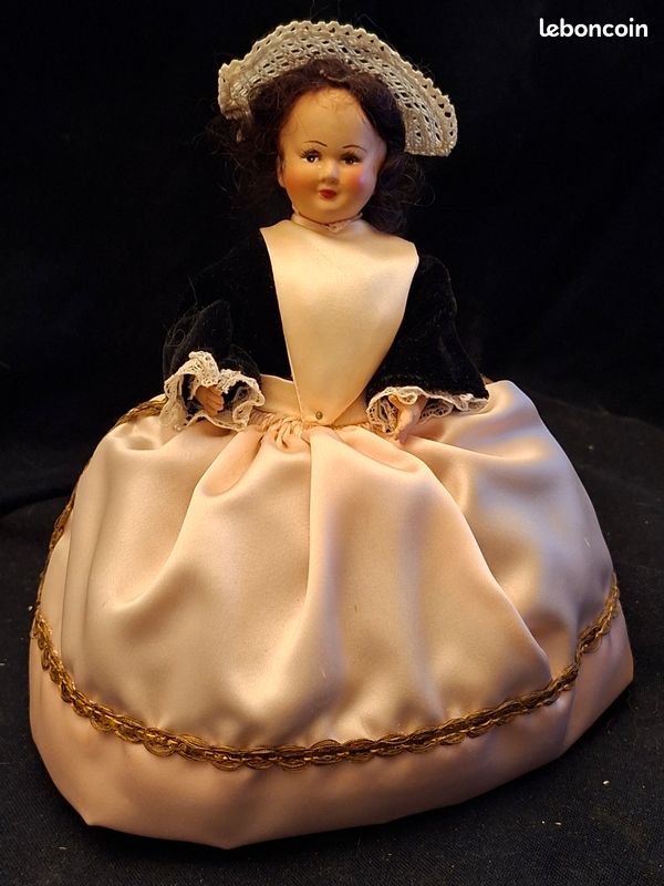 Poupée Folklorique régionale Anne Duchesse de Bretagne Le Minor celluloïd doll