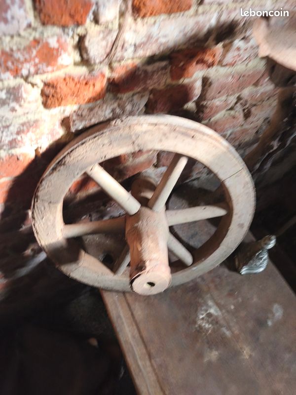 Roue de brouette en bois ancienne (image 3)