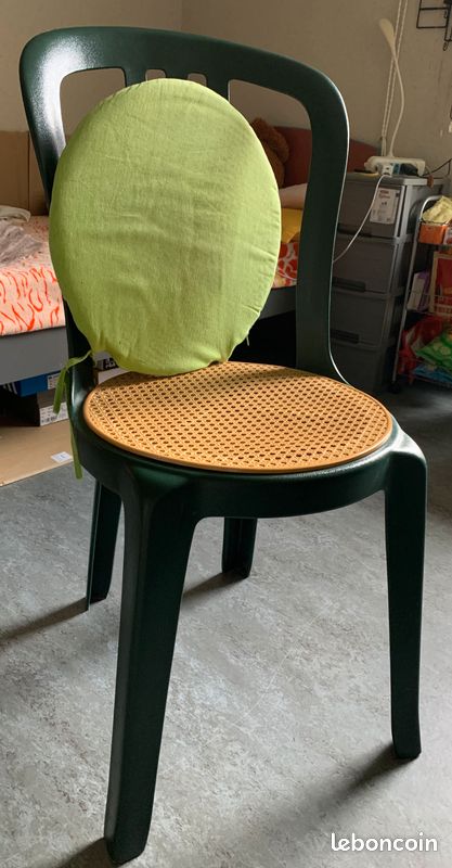 Chaise en plastique avec coussins (image 1)