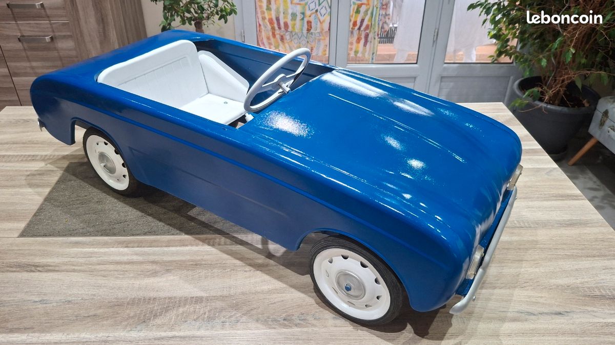 Voiture à Pédale Ancienne En Tôle – Rouillée, Aspect Patiné, Pour Décoration Vintage