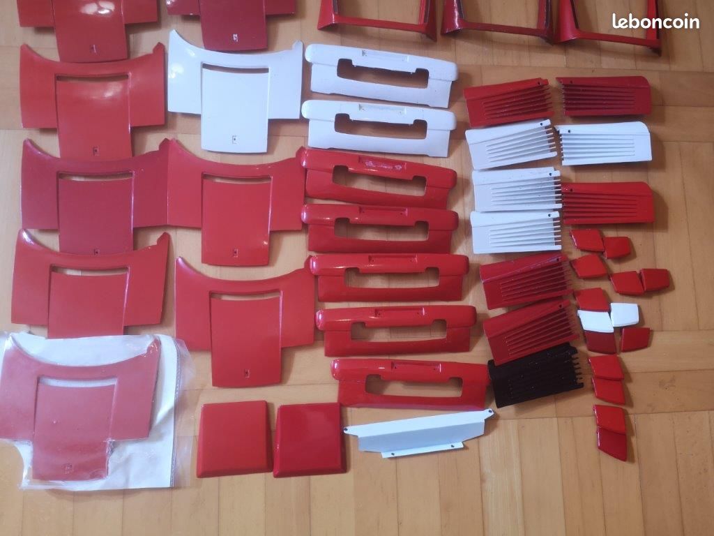 Pièces métalliques F40 et Testarossa Pocher 1/8 différentes (image 1)