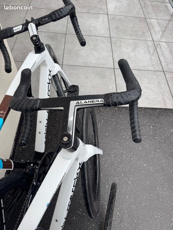 Dispo en XS, S, M, L et XL ) Vélo de route team AG2R Eddy Merckx 525 disc - groupe Shimano 105 di2 12 vitesses - roues carbone Mavic / Newmen (image 5)