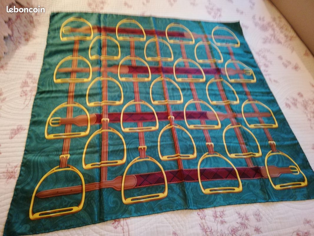 Foulard Lancel 100% soie (image 1)