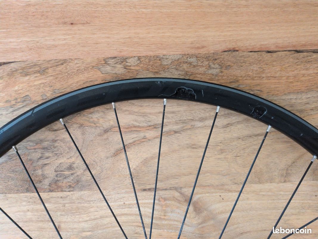 Roue Avant 28 Pouces Roland – Frein à Disque Centerlock, Le Look Noir Qui Assure