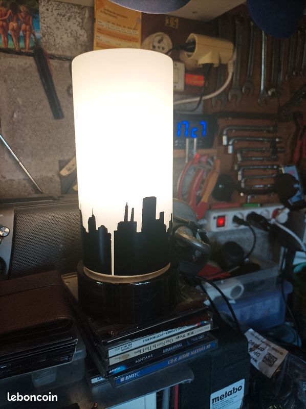 Lampe a poser digitale blanche et noire (image 2)