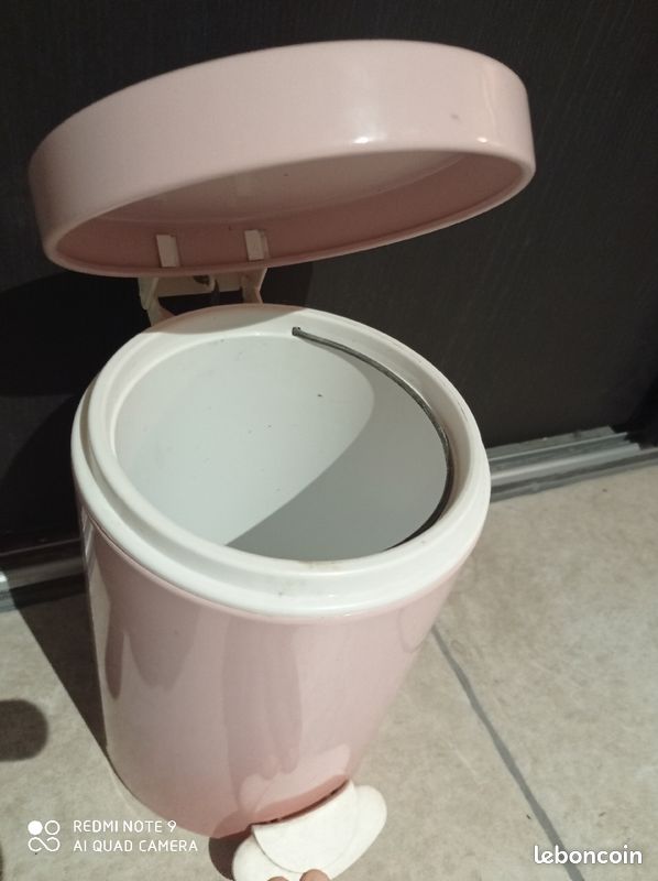 Petite Poubelle Rose De Salle De Bains Avec Pédale Prix 3,50 - Ameublement