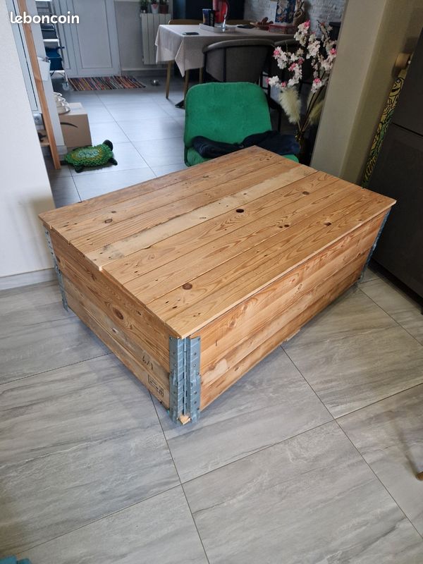 Coffre en bois sur roulettes (image 1)