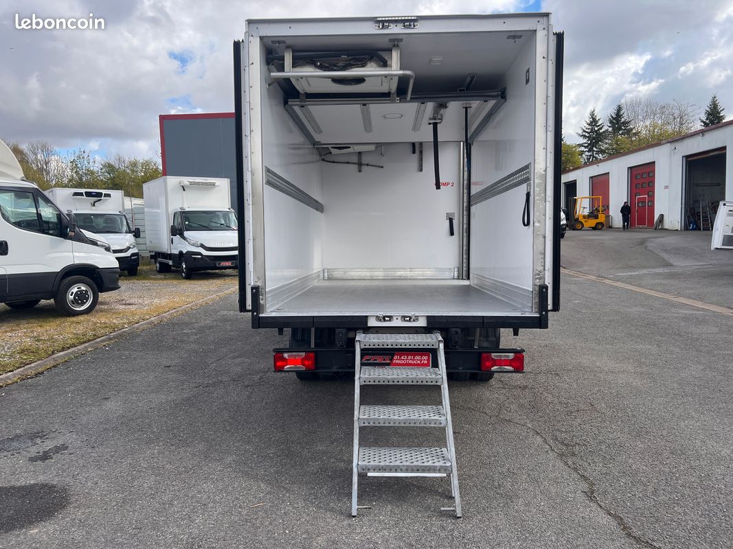 IVECO DAILY 35C14 Châssis Cabine Roues Jumelées 2.3 L 140 Ch EURO 6 BVM6 Frigorifique Bi-Température avec Porte latérale, Clim, Coupe vent et Cloison amovible - / Frigo Route et Secteur 380 Volts (image 3)