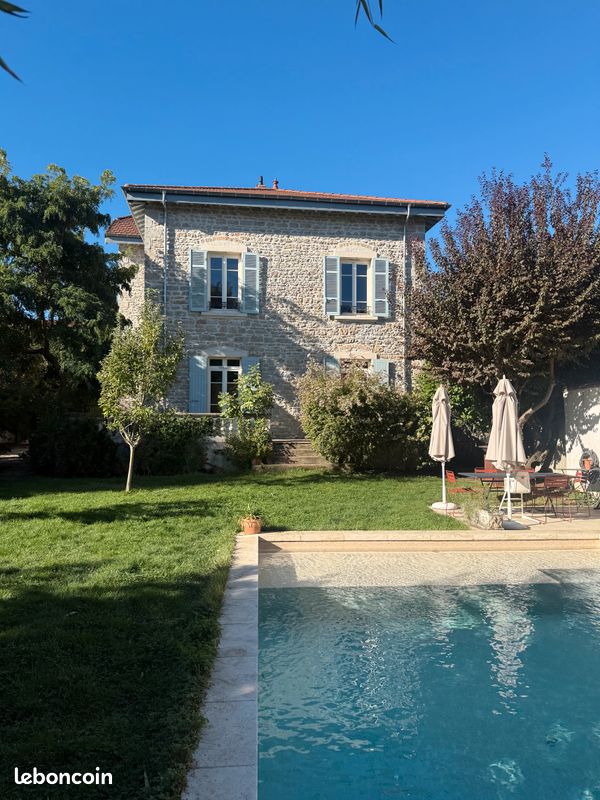 Maison 8 pièces 247 m² · à Champagne-au-Mont-d'Or · 247 m² · 1 300 000 €