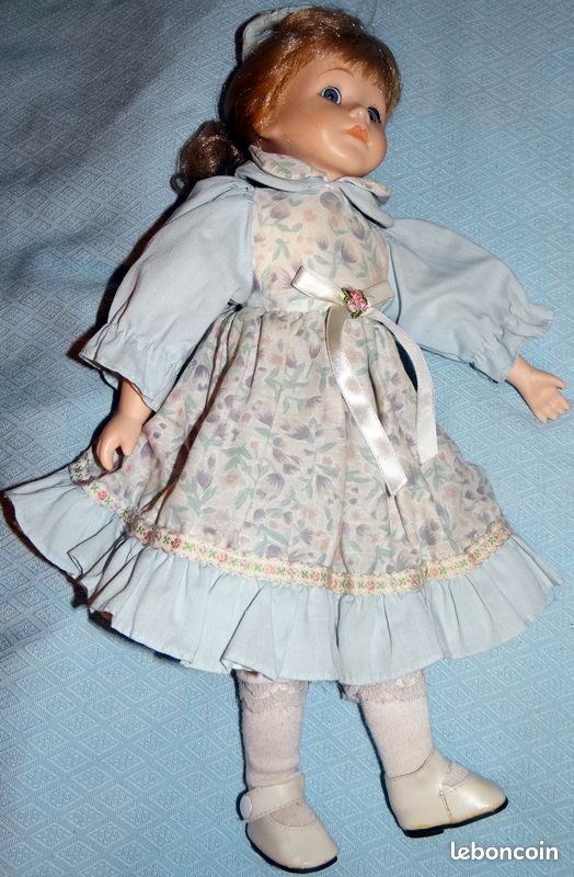 Robe bleue pâle - Poupée porcelaine - Collection
