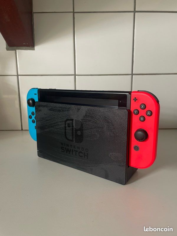 Nintendo Switch + station + supports Joy-Con – Quasi neuf – 350 (image 2)