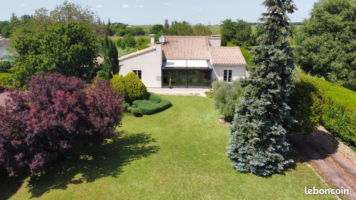 Villa 7 pièces 220 m² - Chassors 16200 Luchac (image principale 1)
