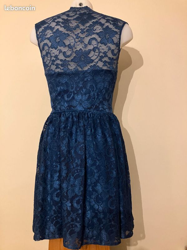 Robe bleu en dentelle (image 3)