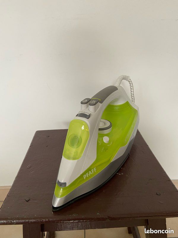 Fer à Repasser électrique Moderne Et Neuf Image stock - Image du vapeur