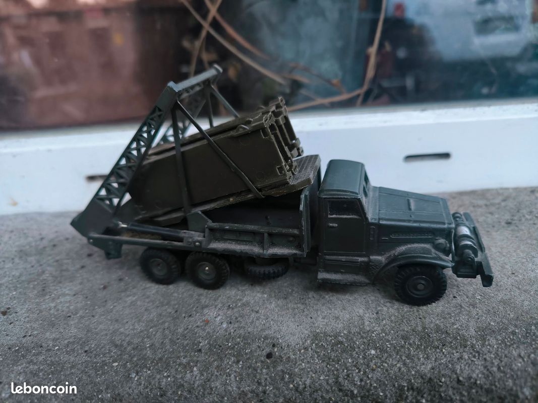 Dinky toys militaire - Brockway , deux gros éclats sur capôt avant