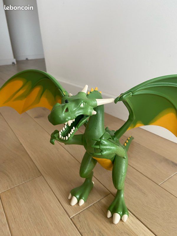 Étiquette de personnage de dessin animé de dragon volant | Vecteur