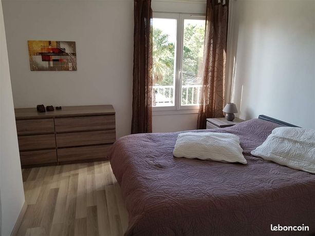 T3 59m2 classé libre le 27 septembre. Wifi. Climatisation. Parking fermé. 2 chambres. Électricité, chauffage, eau compris. 300m centre/500m plage
