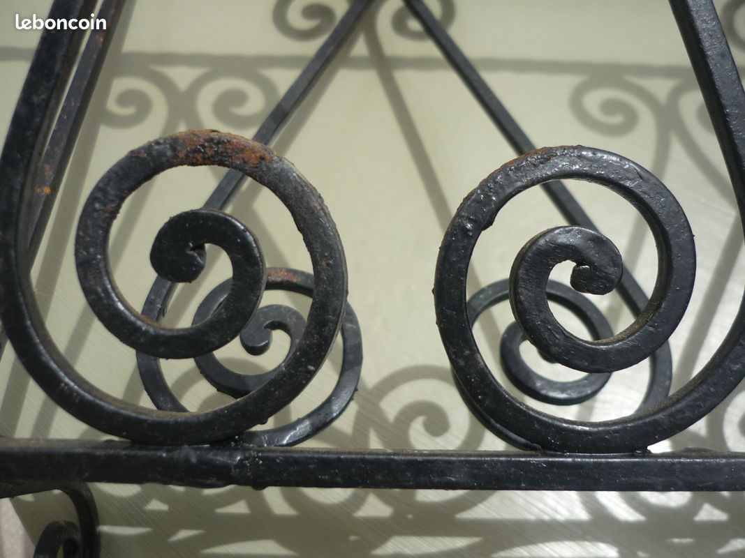 Porte-revues en fer forgé noir vintage (image 6)