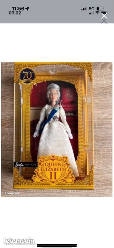 Poupée Barbie Reine Elizabeth collector Collection