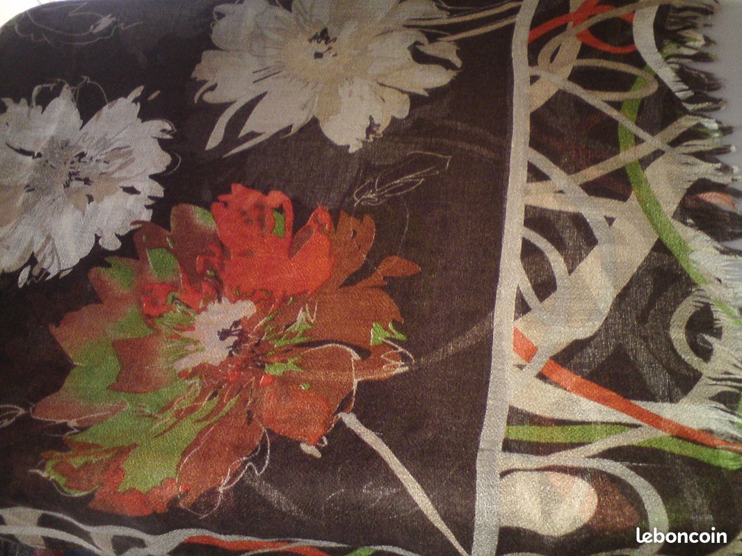 Etole ou Paréo Grand foulard Motifs multicolores de fleurs (beige, orange, vert, sur fond brun) (image 7)