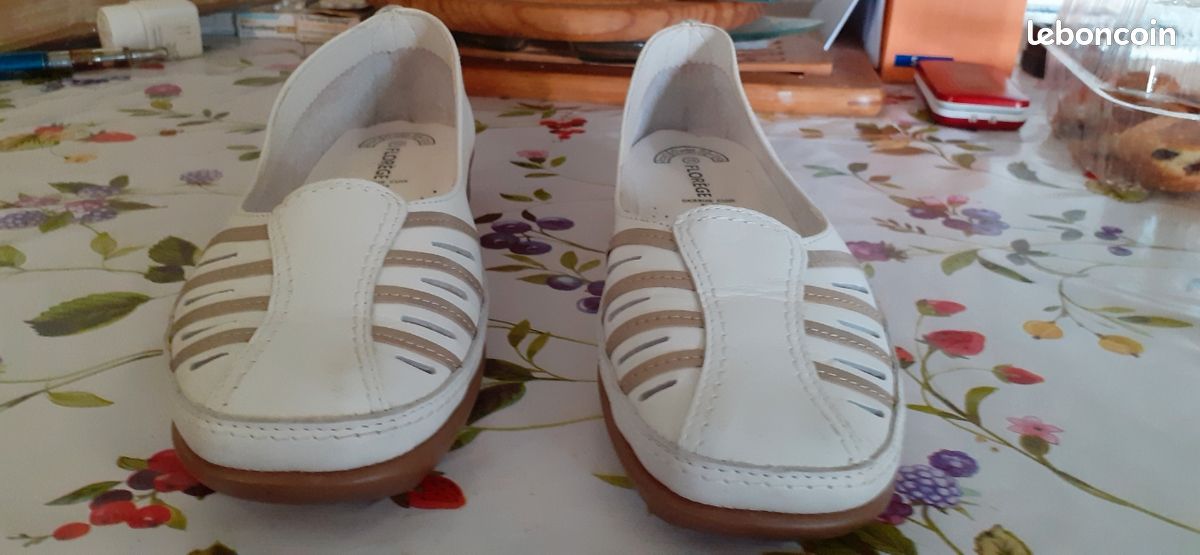 Mocassins blancs cuirs, quasi neufs, très souples, Taille 39, marque BESSON, portées 2 ou 3 fois (image 2)