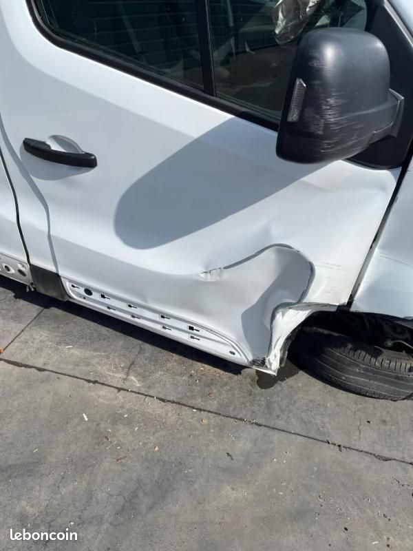Renault Trafic FOURGON FGN L1H1 2T8 BLUE DCI 110 CH ACCIDENTEE (image 16)