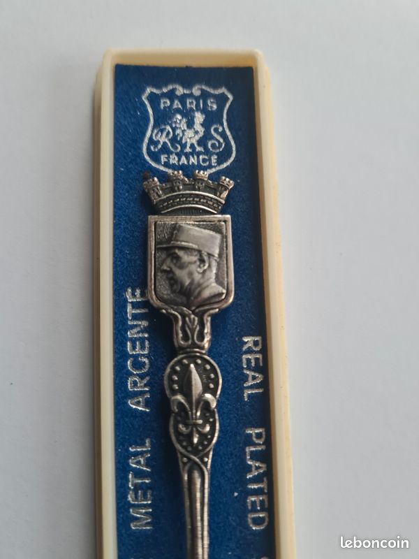 INSIGNE, MÉDAILLE TOURISTIQUE. Blason. Azay Le Rideau. (Paypal possible
