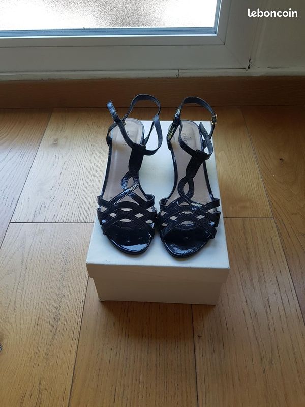 Chaussure été à talon noires , pointure 39, très bon état, marque André (image 2)