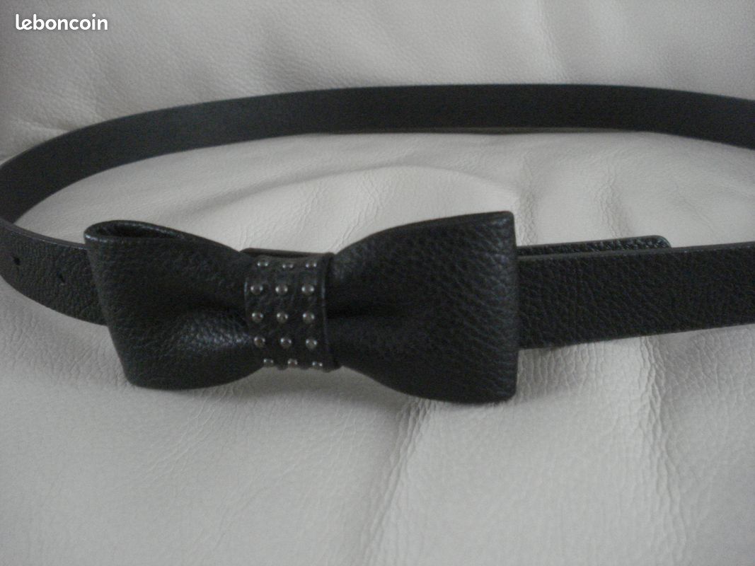 Ceinture synthétique noir grainé et noeud clouté (image 3)
