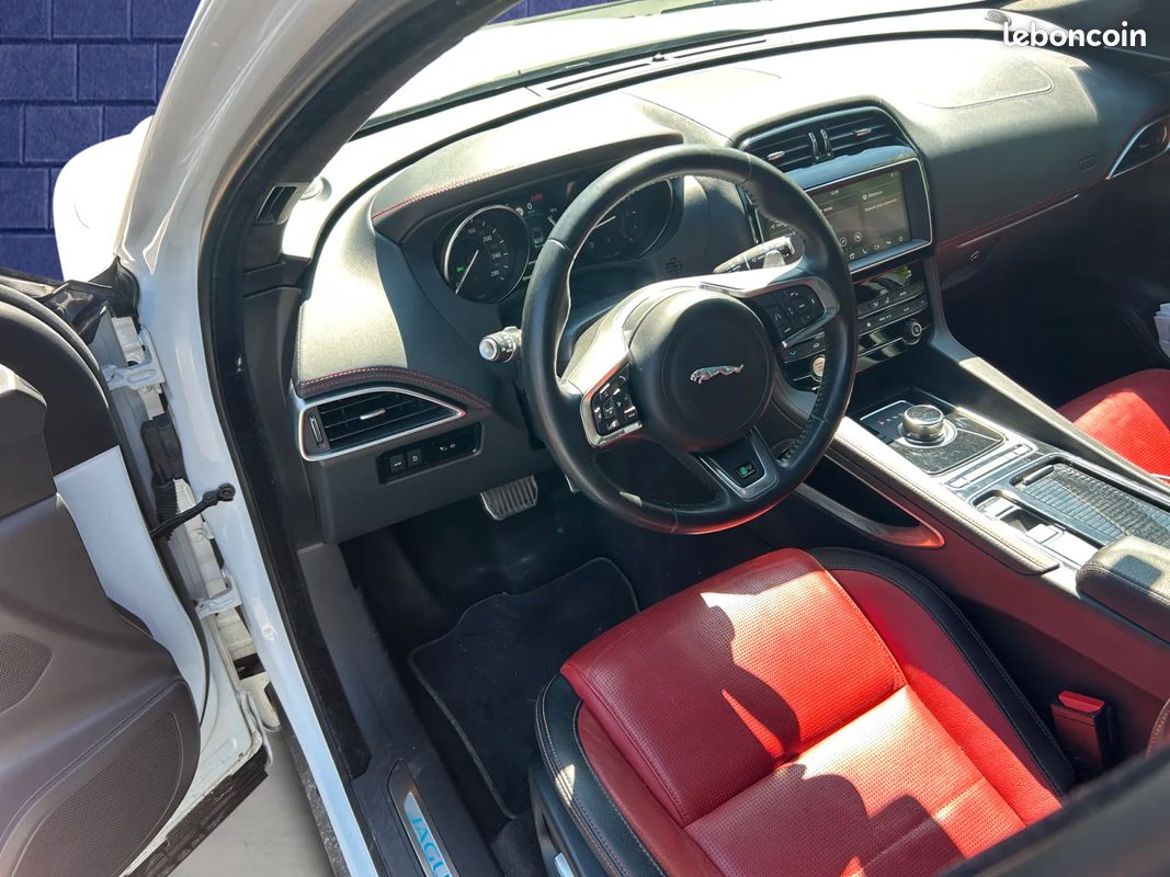 JAGUAR F-Pace 2.0 D 240ch R-Sport - 2018 - 95 000 km - Suivi complet - Attelage (image 13)