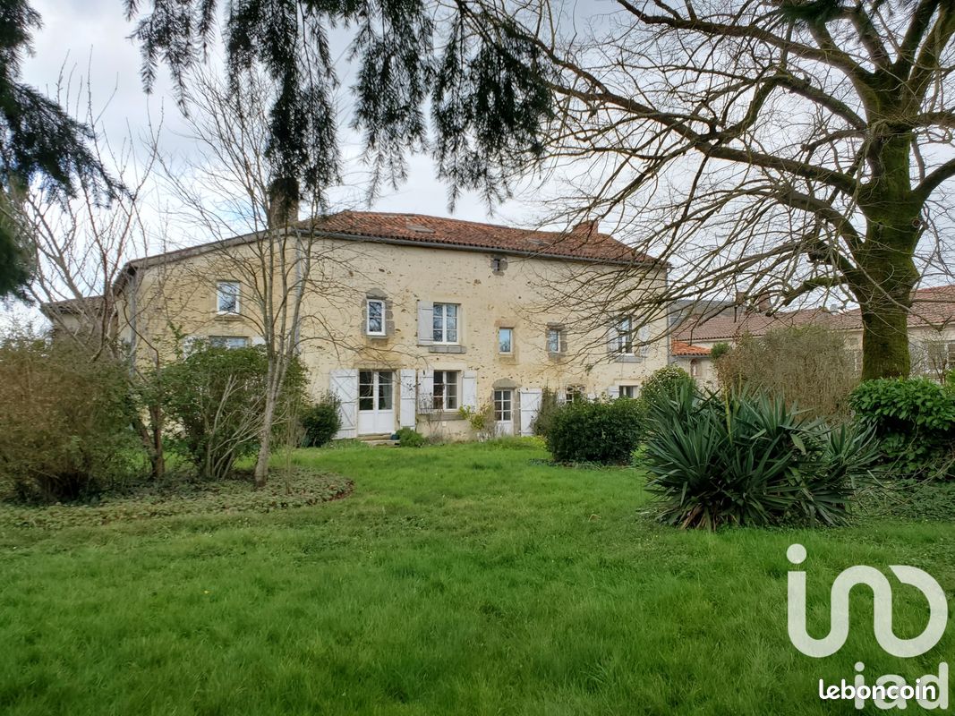 Maison 12 pièces 396 m² · à Saint-Maurice-des-Noues · 396 m² · 285 500 €