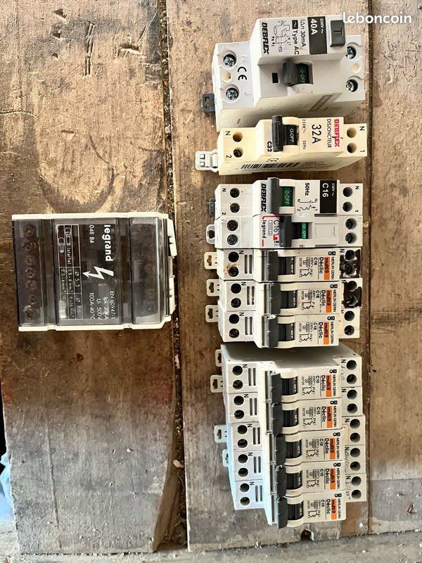 Disjoncteurs 10 16 32 40 amp Merlin gerin (image 1)