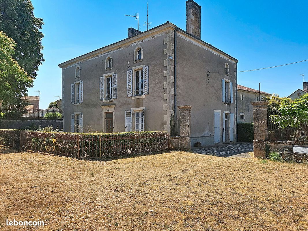Maison 7 pièces 225 m² · à Saint-Hilaire-des-Loges · 225 m² · 211 200 €