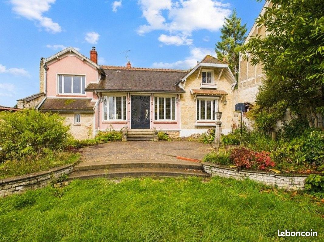 Maison 11 pièces 255 m² · à Jouy-le-Moutier · 255 m² · 689 000 €