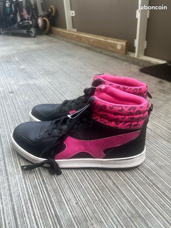 Une paire de baskets (image 2)