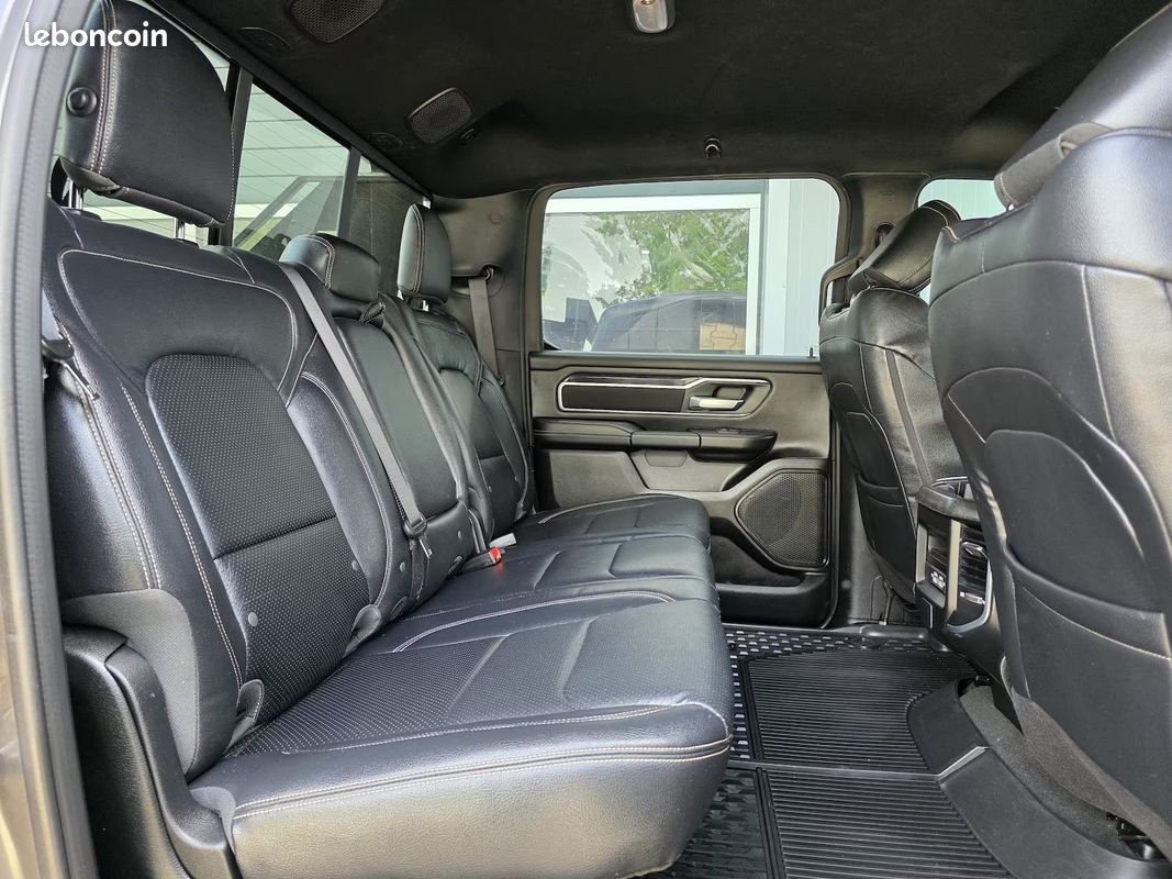 Dodge RAM 1500 Big Horn Night Edition 5.7 HEMI eTorque 401 ch 4x4 – Lift 9” – Uconnect 12” – 35” (image 20)