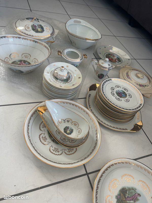 Service porcelaine française motif fragonard (image 1)