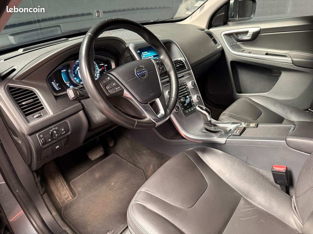 VOLVO XC60 2.0 D4 190Ch SIGNATURE EDITION BVA - TOIT OUV ELEC - CAMERA RECUL - SIEGES CHAUFF - HARMAN-KARDON (image 27)