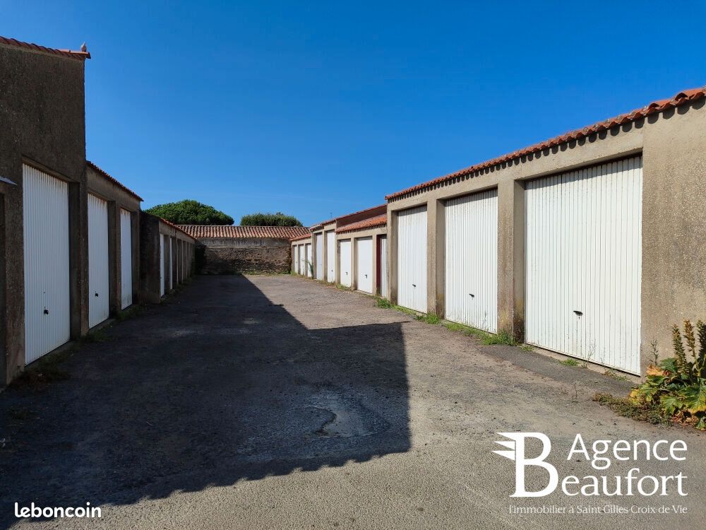 Parking 42 m² · à Saint-Gilles-Croix-de-Vie · 42 m² · 350 €