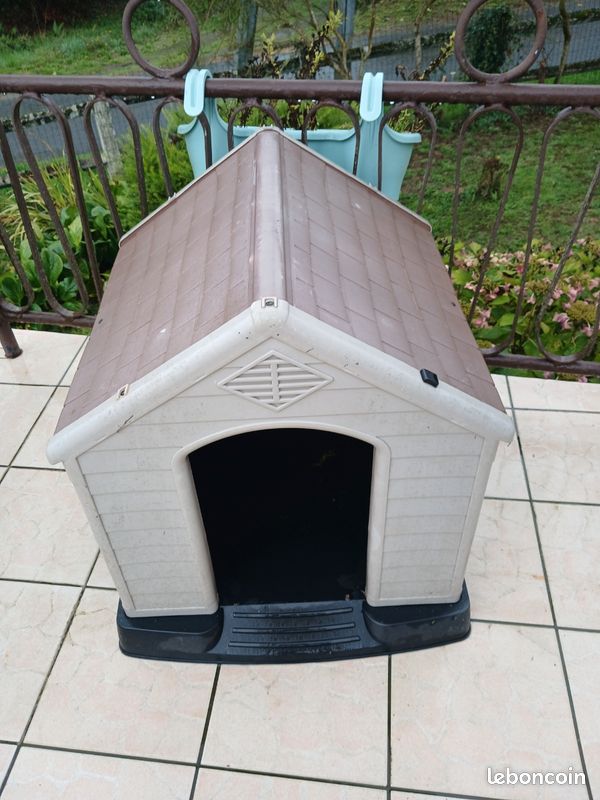 Niche en plastique pour chien (image 1)