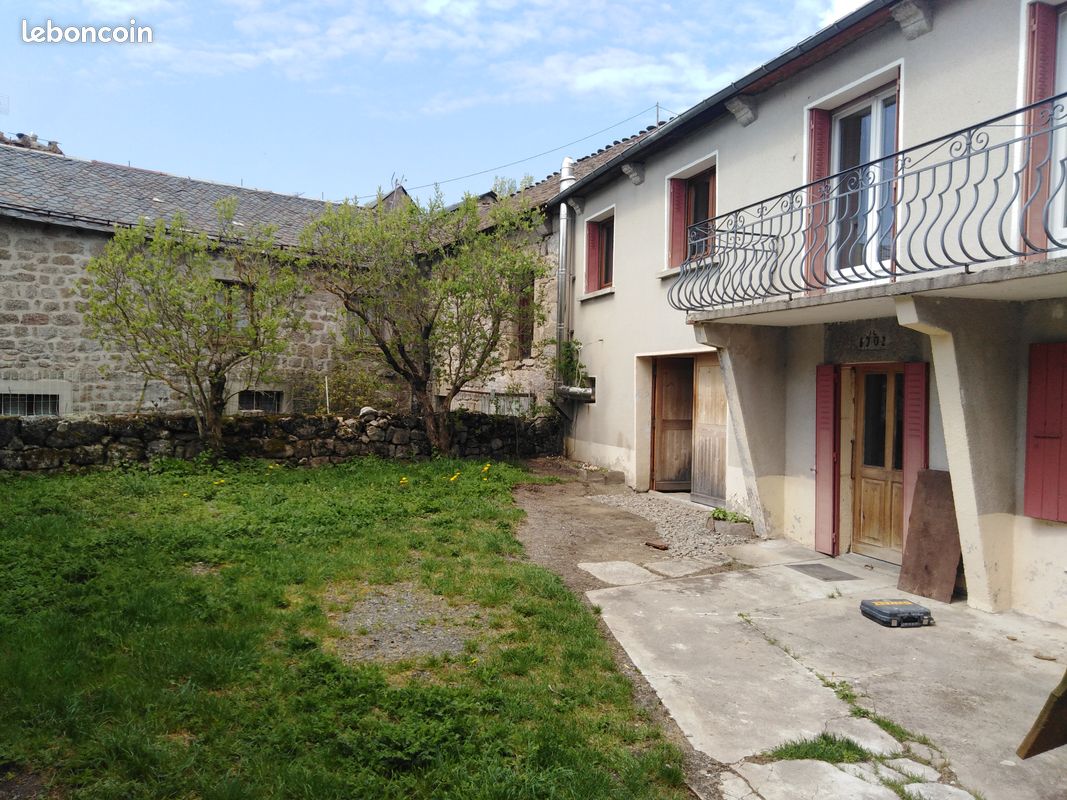 Maison 7 pièces 140 m² · à Monts-de-Randon · 140 m² · 750 €