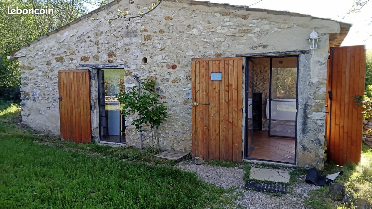 Petite maison en pierre en campagne (image 1)