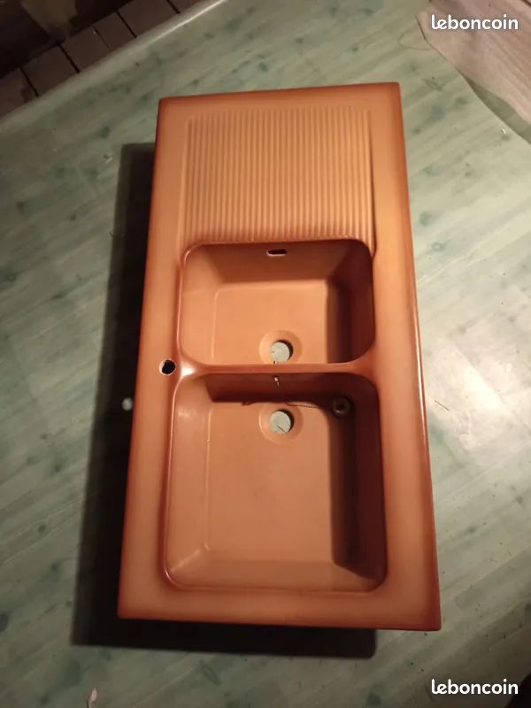 Vends cet ensemble composé d'un évier 2 bacs et d'un égouttoir de la marque Valence d'Agen, idéal pour apporter une touche vintage à votre cuisine. En Grès émaillé, de Couleur : Beige ombré (image 1)