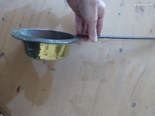 Récipient poêlon laiton très ancien avec long manche en acier et divers (image 3)