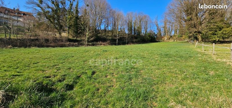 Terrain 2 000 m² Arbois · 70 000 €