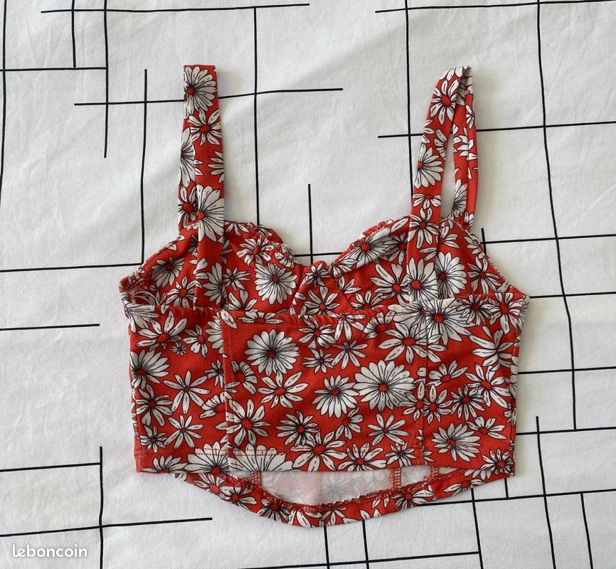 T-shirt Bershka Blanc Femme - Taille XS (34), Coupe Courte, Très Bon état Occasion