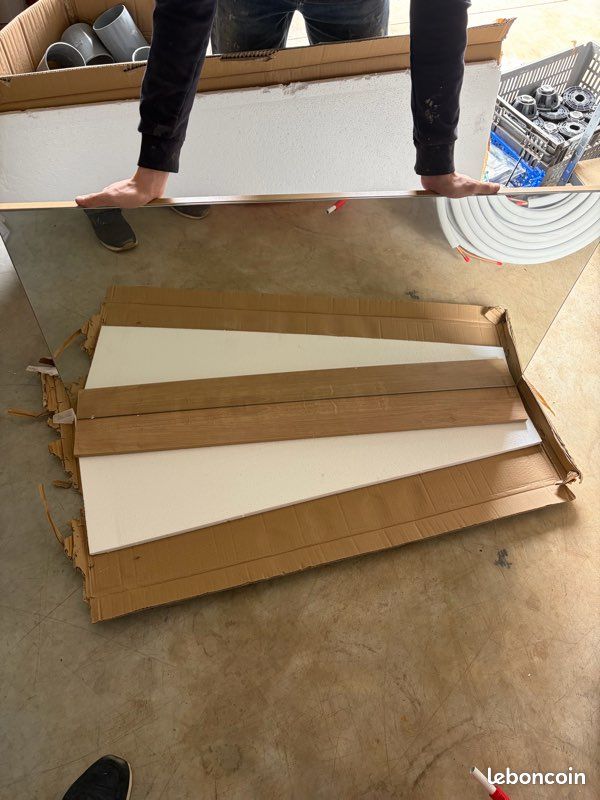 Miroir de salle de bain avec tablette (image 1)