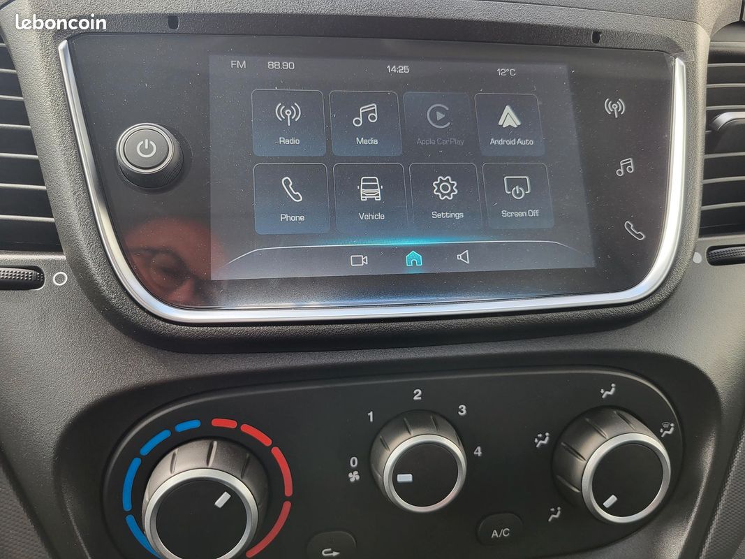 IVECO DAILY 35C18 H3.0 BVM6 PACK COMFORT + PACK CONSTRUCTION SIMPLE CABINE BENNE et COFFRE 03 PLACES comme NEUF avec CAMÉRA + MOTEUR 3 LITRES + SUSPENSION RENFORCÉE 13 LAMES ( Prix Vente 48 490 HT ) (image 8)